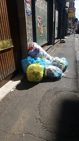 Catania, la via Canfora continua ad essere una "discarica"