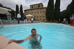 Salvini si tuffa in piscina confiscata a boss: «Bastardi mafiosi vi lascerò in mutande»