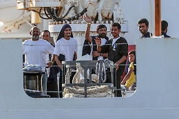 Diciotti, 42 profughi parte civile se ci sarà un processo. Salvini: «Per me sono medaglie»