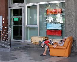 Catania, nell'ex "salotto buono" di corso Sicilia è rimasto il divano (per i clochard)