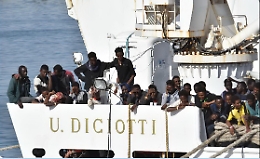 Diciotti bloccata con 177 migranti a bordo, Procura di Agrigento apre una inchiesta