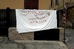 Ucciso dal vicino e la moglie della vittima appende un lenzuolo: «Mostro»