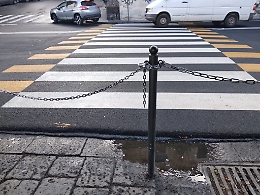 Catania, via Dusmet: strisce pedonali ostruite da catene