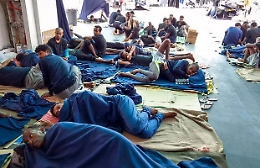 A bordo della Diciotti migranti pregano e chiedono: &laquo;Quando ci fanno scendere&raquo;?