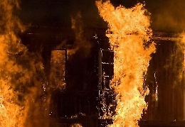 Rientra in casa durante incendio e muore per recuperare effetti