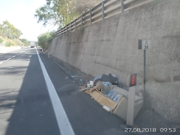 Salotto da tre anni in "esposizione" sulla Ss 514 al bivio per Mineo