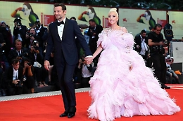 Lady Gaga attrice a Venezia con un "vestitino" da favola