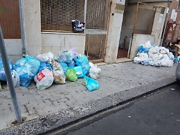 Catania, in via San Pietro la spazzatura giace da tre giorni