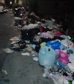 Rifiuti lungo via Cicogna, nel quartiere catanese di San Giorgio