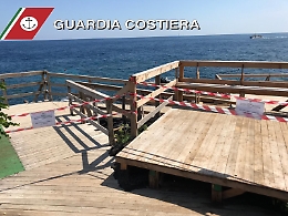 Solarium abusivo a Capomulini: Guardia Costiera appone i sigilli