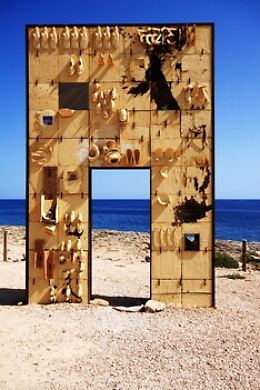 Sparito il francobollo dedicato alla Porta d'Europa?