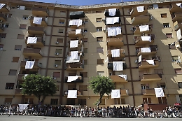 Papa salutato da lenzuoli bianchi a Brancaccio L'omaggio di Francesco a don Pino Puglisi