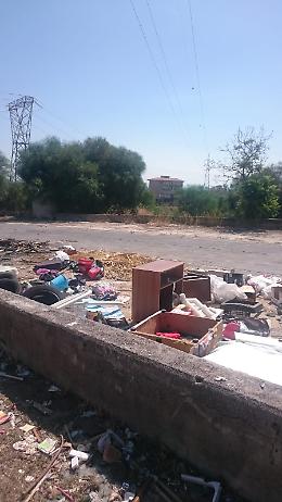 Catania,  San Giorgio: parcheggio Asl  zeppo d'immondizia.