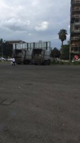 Catania, autocompattatori maleodoranti davanti Istituto scolastico