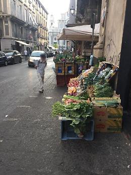 Catania, Via Garibaldi: marciapiede occupato da ambulanti