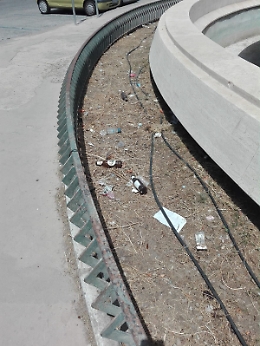 Catania: fontana dei Malavoglia, ricettacolo d'immondizia