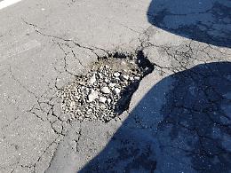 Catania: buche pericolose davanti l'Istituto Marconi