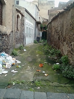 Adrano: incivili gettano, indisturbati, rifiuti in Vico Fazio