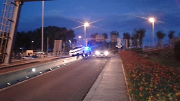 Catania, auto "a cavalcioni" su spartitraffico