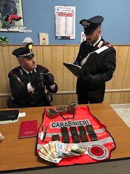 Rosolini, padre e figlio diciassettenne avevano 1 kg di hashish a casa