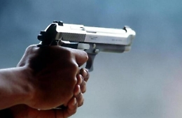 Siracusa, litiga col barman in discoteca e all'uscita spara alla sua auto