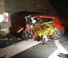 Auto contro un muro sulla A18, morto nella notte un 53enne