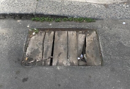 Catania, caditoia  rotta in Via Macallè: "Aspettiamo che qualcuno cada dentro?"