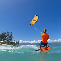 Il forte vento "tradisce" e uccide turista pronto a fare kitesurf