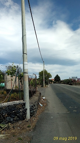 Catania, SP 4/II: tolte le erbacce si gode la vista dell'immondizia