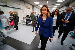 Sanità al collasso, la ricetta della ministra Giulia Grillo: «Assumere gli specializzandi»