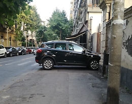 Catania: Via Androne, marciapiede non percorribile a causa dei soliti incivili