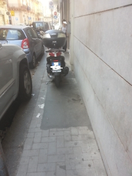A Catania è buona maleducazione ostacolare il passaggio dei pedoni