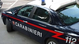Droga, arrivano i carabinieri e lanciano dal balcone sostanze da taglio: arrestati
