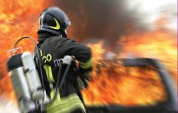 Gela, incendio si propaga da albero ad una palazzina: abitanti evacuati