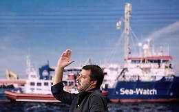 Sea watch, altra notte in mare per i migranti ma a Lampedusa arriva un nuovo barchino