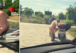 Berlino, motociclista se ne va in giro nudo: «Fa troppo caldo»