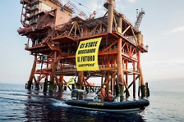 Attivisti Greenpeace sulla piattaforma "Prezioso": «Ci state bruciando il futuro»