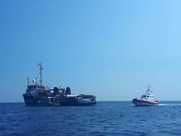 Lampedusa, Sea Watch bloccata
e intanto arriva un altro barchino...