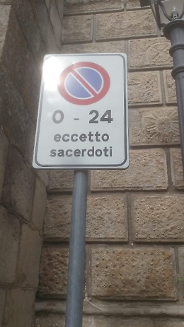 Messina, Motta Camastra, Chiesa Madre: un cartello inusuale!