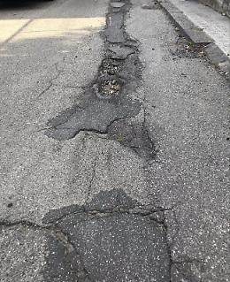 Fiumefreddo: via Pirandello strada con buche