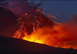 Fontane di lava e cenere, è show dell'Etna con stop e poi ripartenza del traffico aereo