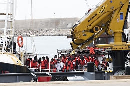 Migranti, doppio sbarco in Sicilia da navi Ong: emergenza scotta su tavolo M5S-Pd