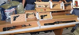 Catania, droga e mini arsenale scoperti a San Giovanni Galermo