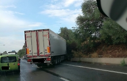 Tir sbanda e finisce di traverso sulla A18: traffico paralizzato tra Giarre e Acireale
