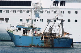 Raffiche di mitra dei miliziani libici su pescherecci mazaresi