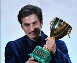 Festival di Venezia, Luca Marinelli: «Dedico questo premio a chi salva le vite in mare»