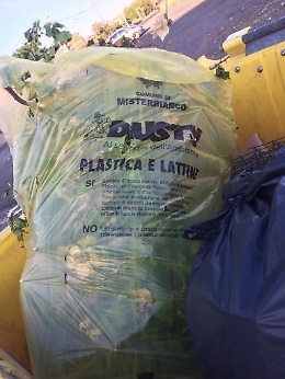 Viale Benedetto Croce, Catania: sacchetti immondizia di Misterbianco