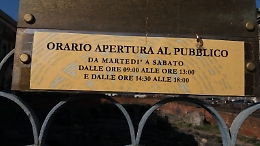 Catania: turisti attendono l'apertura dell'anfiteatro ma il lunedì è chiuso