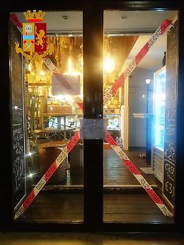 Topi, birre scadute e sporcizia: chiusi tre locali della “movida” catanese