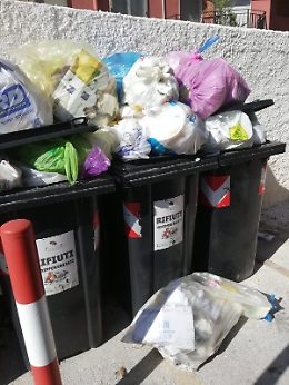 Siracusa: cassonetti stracolmi e non svuotati.